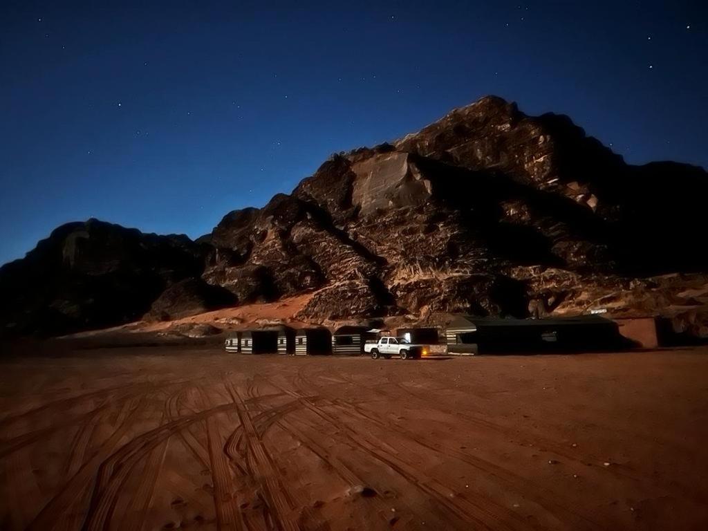 Wadi Rum Sky Tours & Camp Esterno foto
