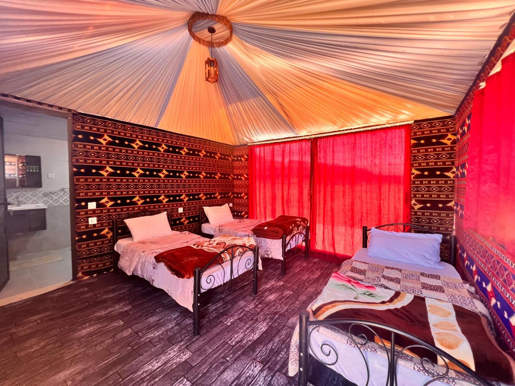 Wadi Rum Sky Tours & Camp Esterno foto